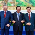 សម្ដេចអគ្គមហាសេនាបតីតេជោ ហ៊ុន សែន ប្រធានគណបក្សប្រជាជនកម្ពុជា អញ្ជើញទទួលស្វាគមន៍ការអញ្ជើញដល់វិមាន៧មករារបស់ ឯកឧត្តម តូ ឡឹម (To Lam) អគ្គលេខាធិការបក្សកុម្មុយនីសវៀតណាម និង ឯកឧត្តម ថងលូន ស៊ីសូលីត (Thongloun Sisoulith) អគ្គលេខាធិការបក្សប្រជាជនបដិវត្តន៍ឡាវ ដើម្បីចូលរួមកិច្ចប្រជុំកំពូលថ្នាក់ដឹកនាំនៃគណបក្សទាំង៣ ព្រមទាំងបានថតរូបអនុស្សាវរីយ៍រួមគ្នា នៅវិមាន៧មករា រាជធានីភ្នំពេញ។